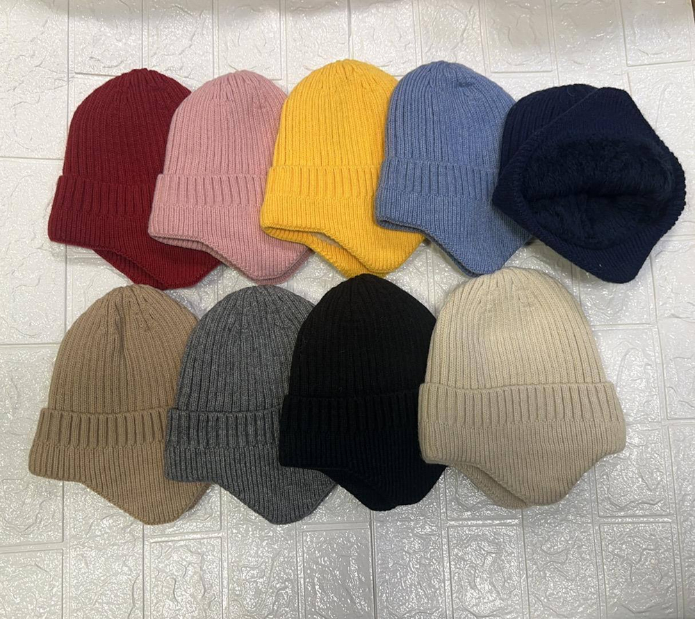 Вязаные шапки с отворотом и «ушками»