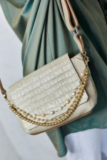 Обвес на 2-х карабинах из золотого жемчуга Майорка, барочных жемчужин и цепочки из шариков