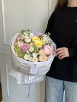 Букет сборный из кустовых пионовидных роз, гортензии, маттиолы и оксипеталума