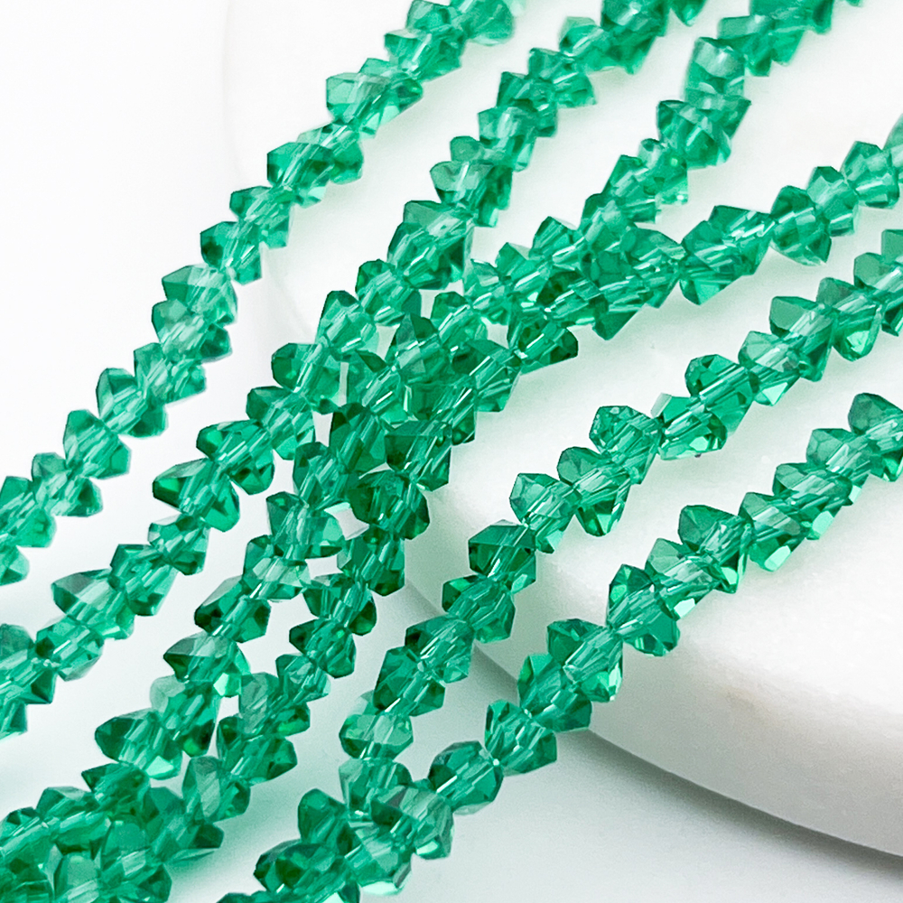 Бусина Треугольник, стекло, цвет изумрудный, размер около 3*4 мм, цена за нить 35 см
