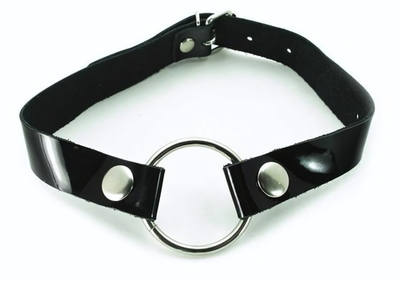 Кляп-кольцо на чёрных лаковых ремешках с кнопками (Цвет: черный)