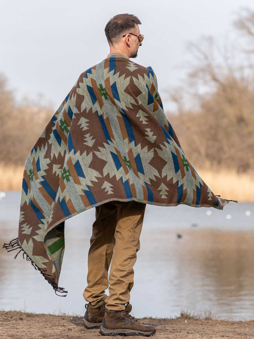 Палантин теплый с орнаментом Навахо