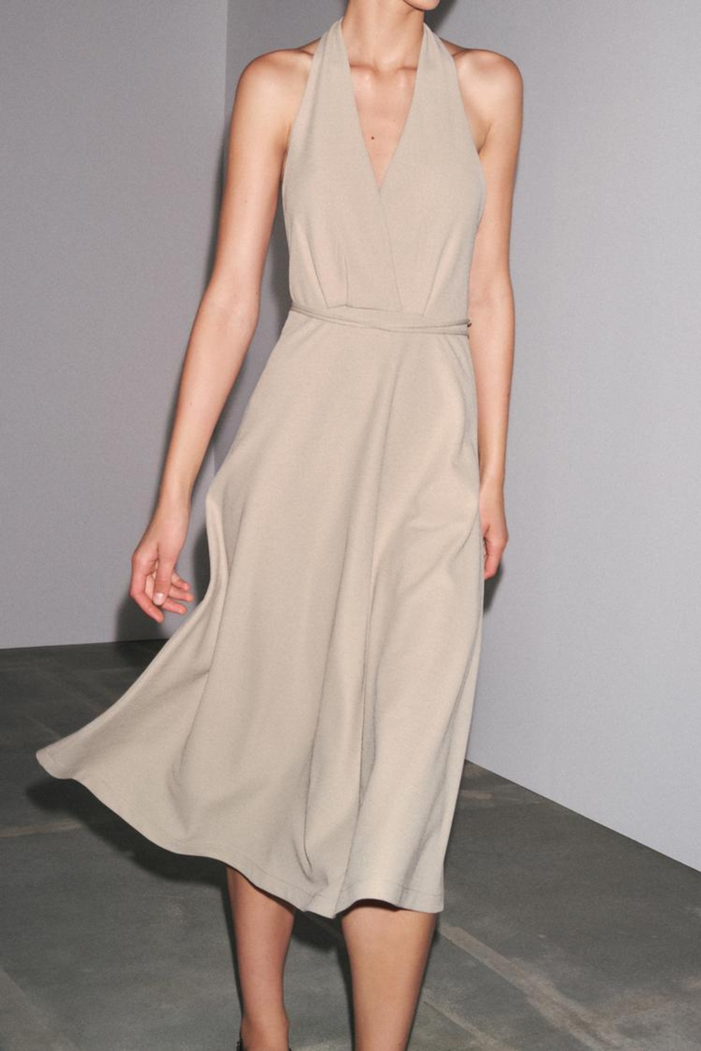 ZARA ПЛАТЬЕ С ГОРЛОВИНОЙ ХАЛТЕР И ПОЯСОМ, ЭКРЮ