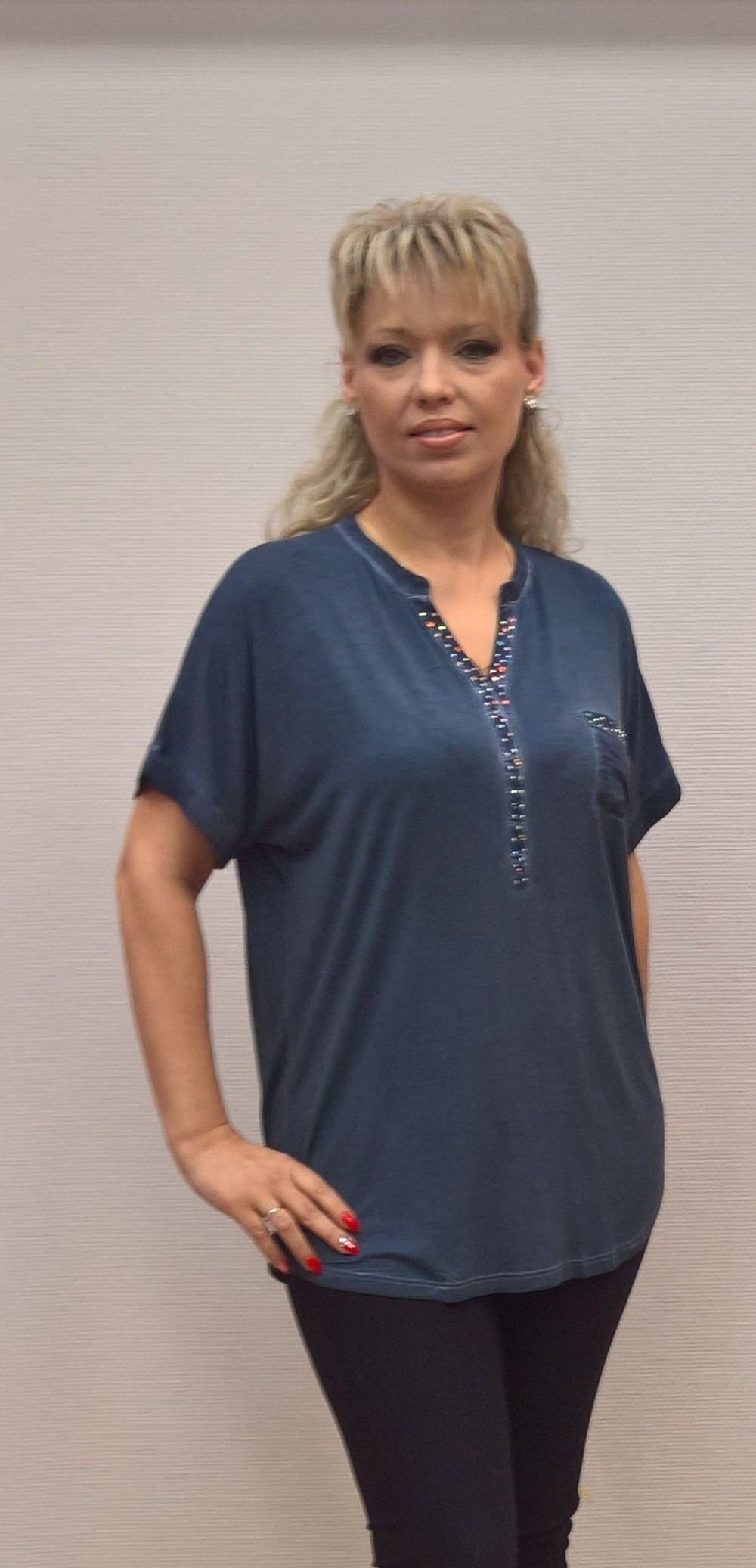 Футболка "варенка" с цветными камушками