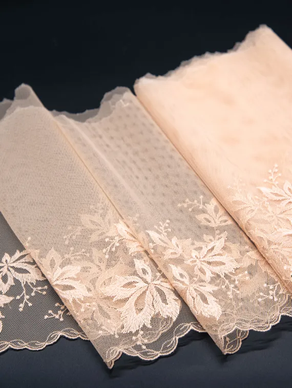 05-54 Вышивка на неэл. сетке 23 см, телесный (правая)