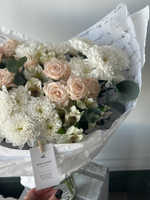 Букет из кустовых пионовивидных роз, хризантемы, альстромерии и эвкалипта