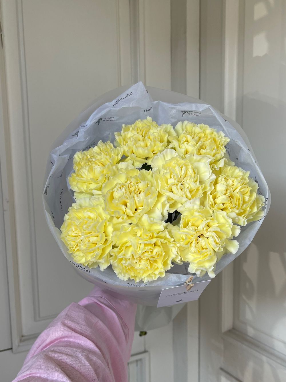 Моно букет из диантусов в желтом оттенке