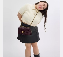 COACH СУМКА ЧЕРЕЗ ПЛЕЧО TABBY 26 С МЯГКОЙ ПОДКЛАДКОЙ, БОРДОВЫЙ