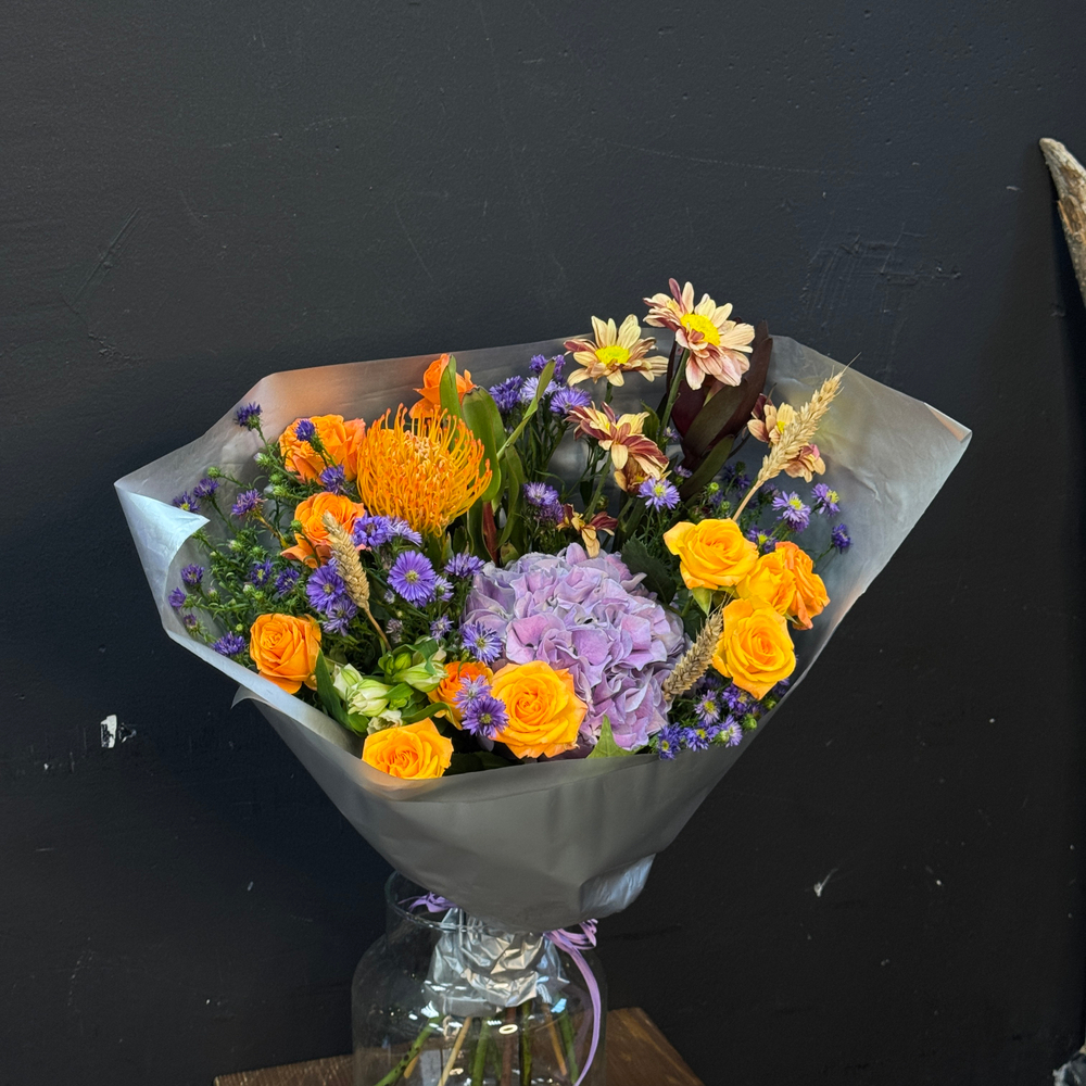 Букет из гортензии, кустовых роз и нутана с кустовыми астрами