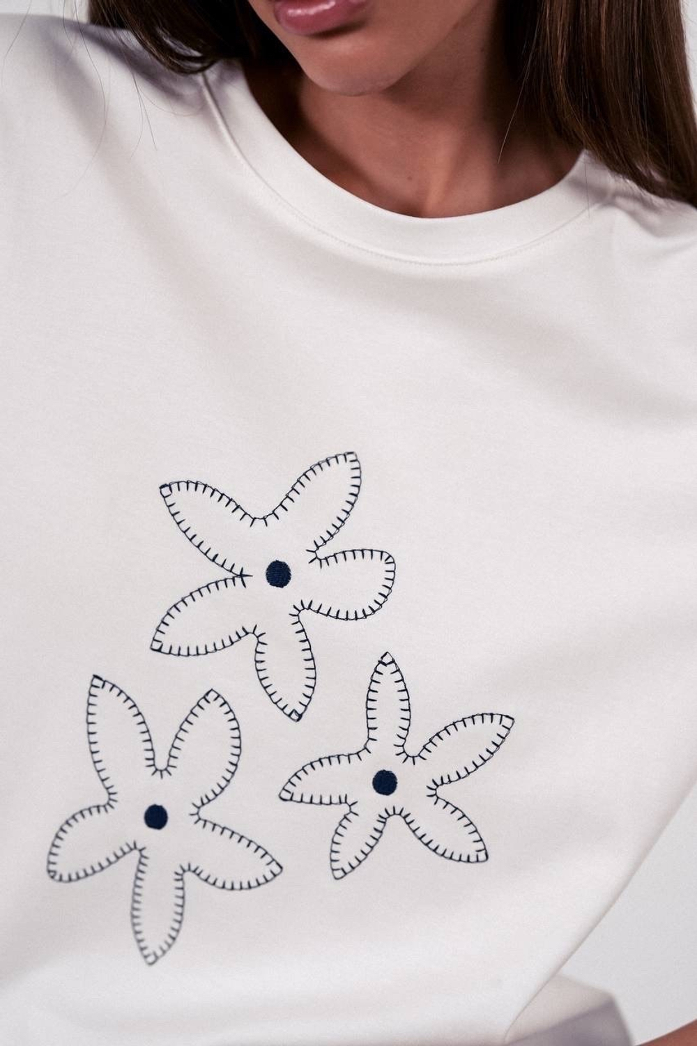 Футболка с вышивкой на груди