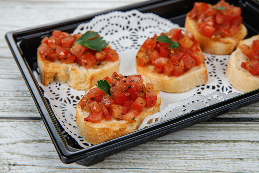 Брускетта с помидорами и базиликом