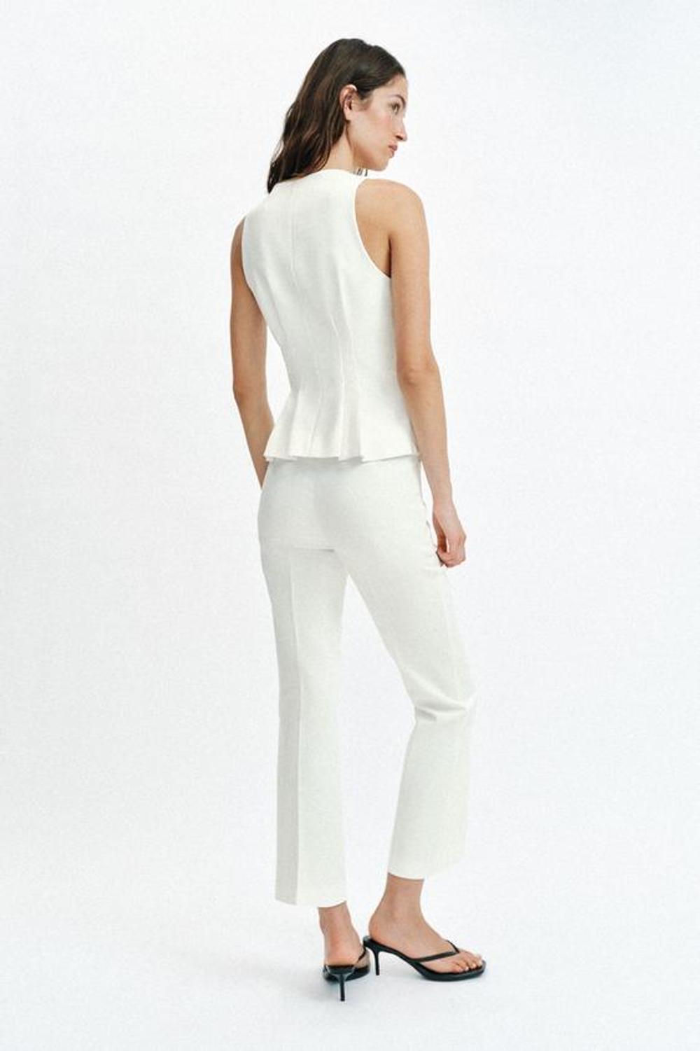 ZARA УКОРОЧЕННЫЕ БРЮКИ MINI FLARE, БЕЛЫЙ