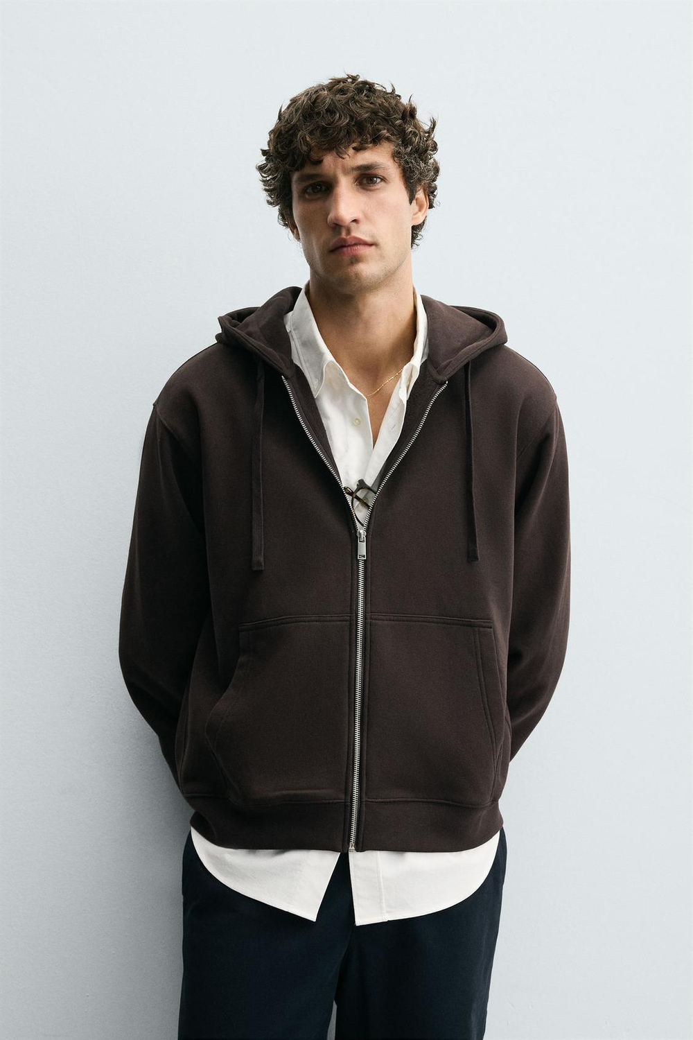 ZARA ТОЛСТОВКА С КАПЮШОНОМ НА МОЛНИИ, ТЕМНО-КОРИЧНЕВЫЙ