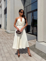 Платье в длине миди с ожерельем на горловине