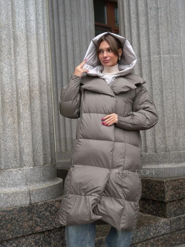 Бежевый удлиненный пуховик с контрастной жилеткой