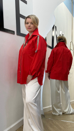 Рубашка в правильном красном