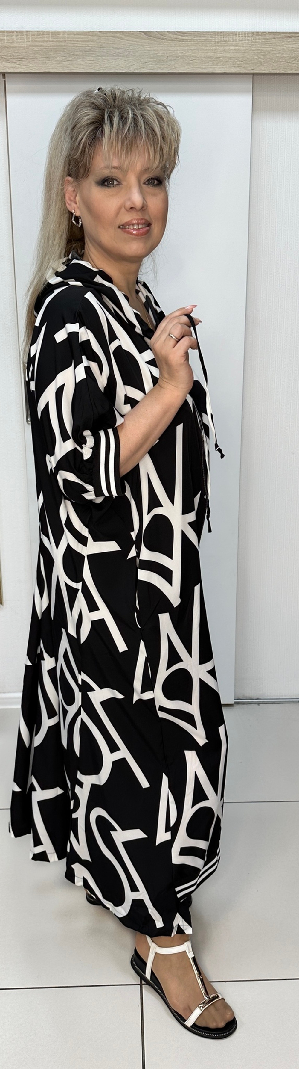 Черно-белое длинное платье с капюшоном на молнии