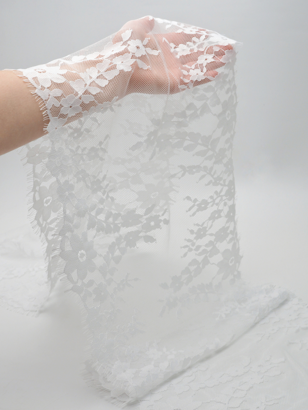 Кружево шантильи белое неэластичное ширина 32 см длина 0.9 м