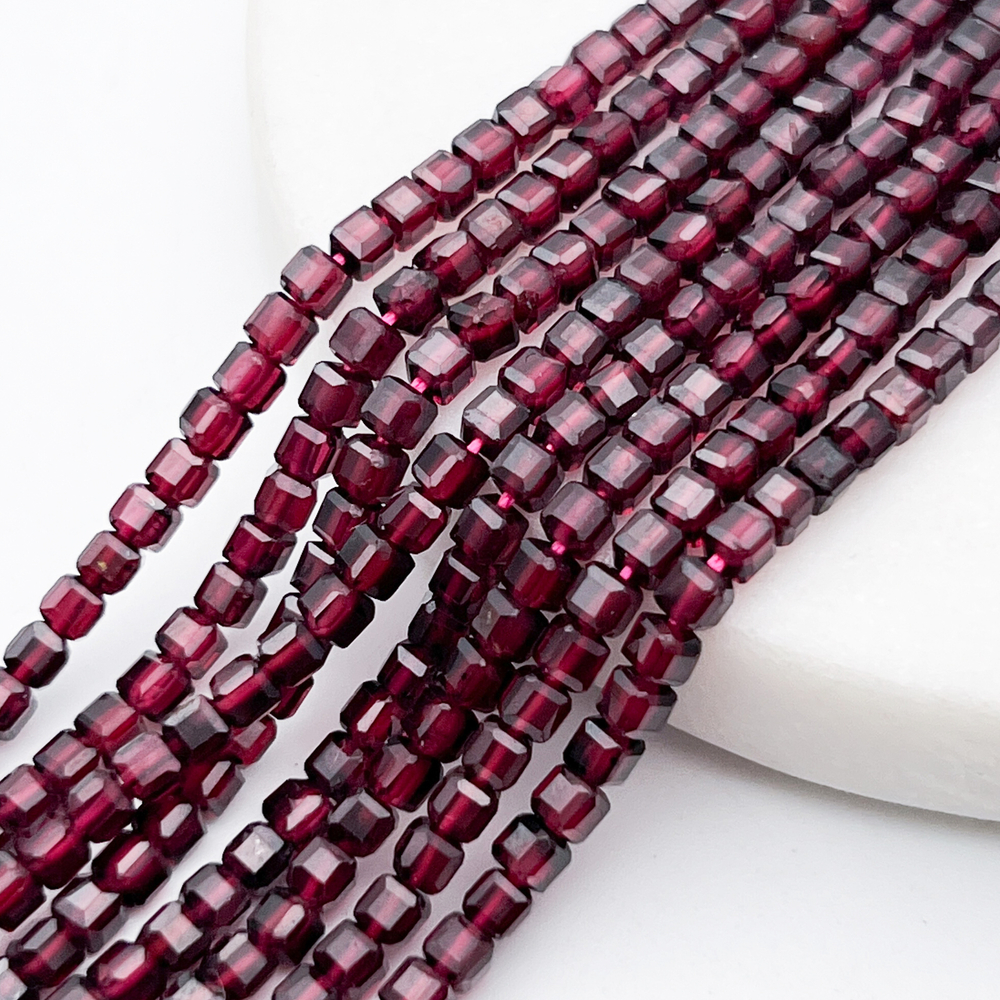 Гранат бусины, куб, размер около 3-3,2 мм, цена за отрезок 19 см (1/2 нити)