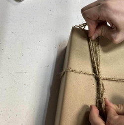 Крафт с сургучной печатью. Услуга по упаковке подарка.