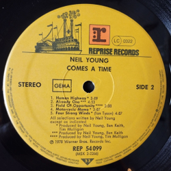 Винтажная виниловая пластинка LP Neil Young Comes A Time (Holland 1978)