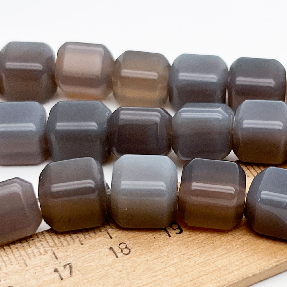 Халцедон бусины, размер около 11,5*10 мм, цена за набор 8 шт (1/4 нити)