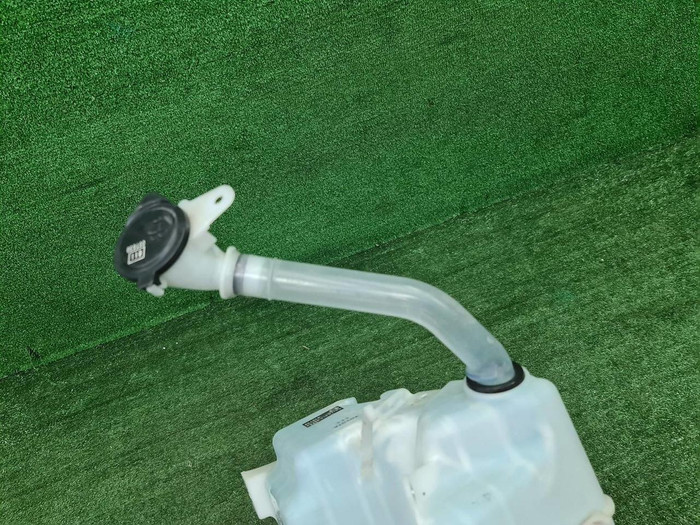 Бачок омывателя Toyota Camry xv70 (2017-н.в.)