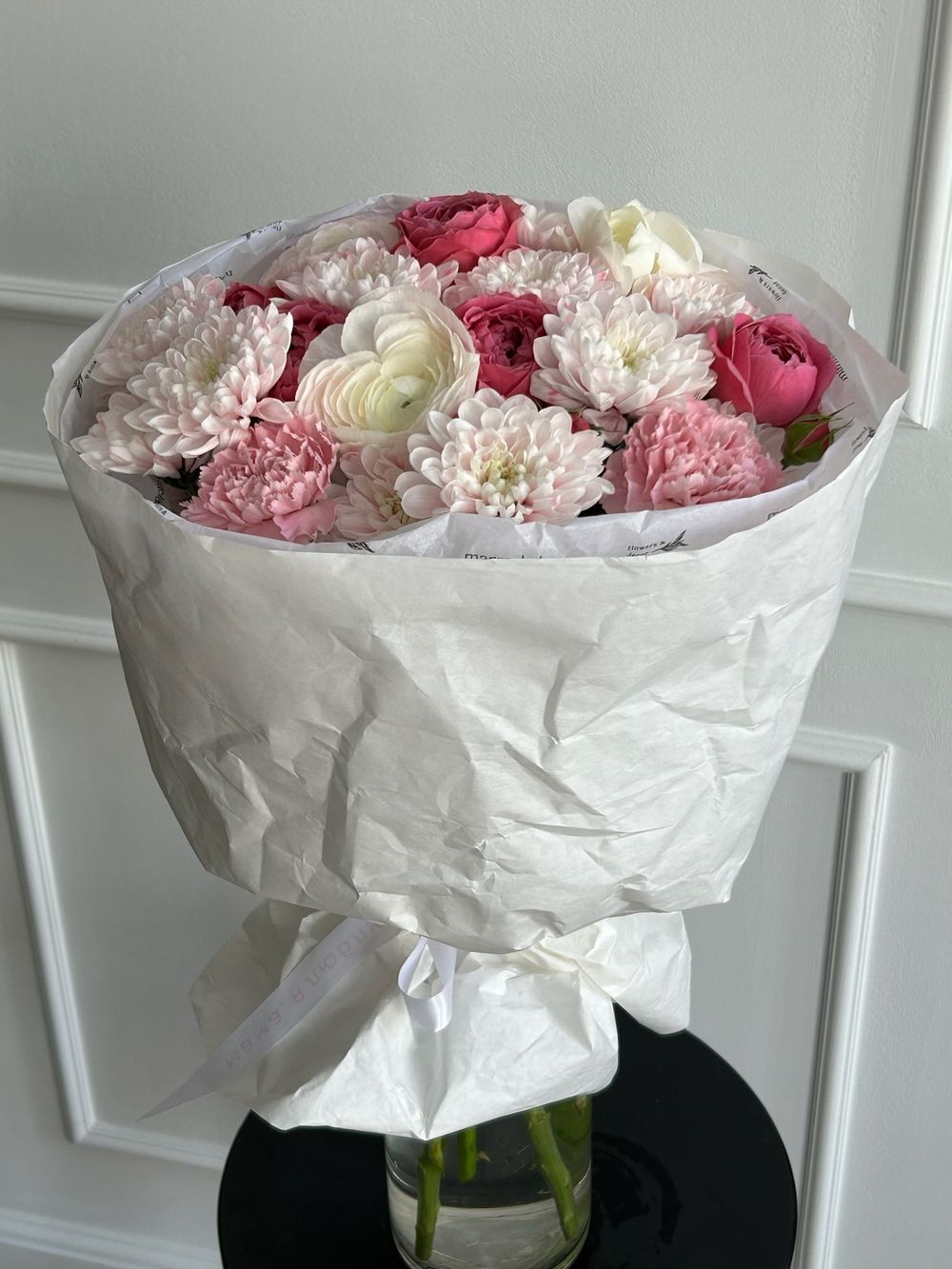 Букет из кустовых пионовидных роз, дианутсов, ранункулюса и хризантемы