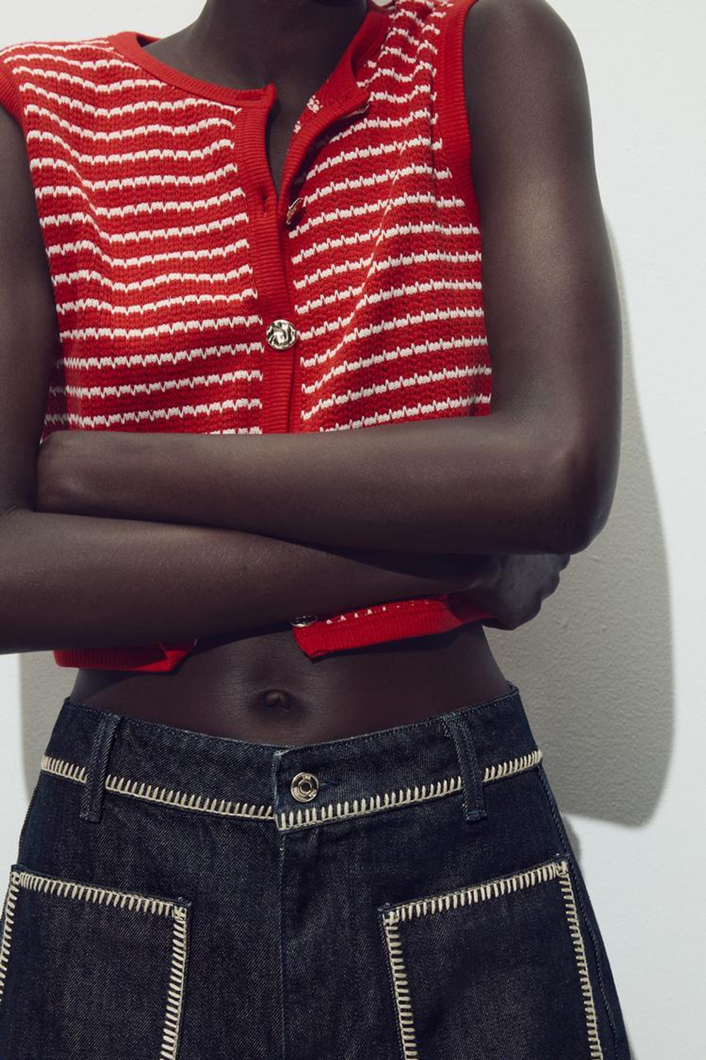 ZARA ЖАККАРДОВЫЙ ЖИЛЕТ С ПУГОВИЦАМИ, БЕЛЫЙ/КРАСНЫЙ