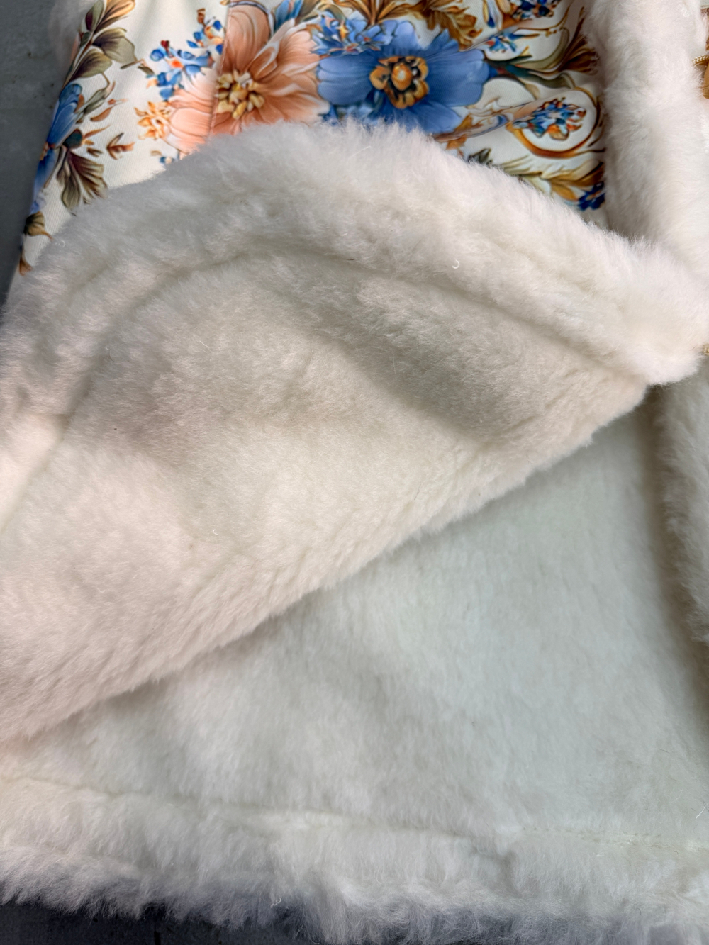 Жилет из овечьей шерсти.