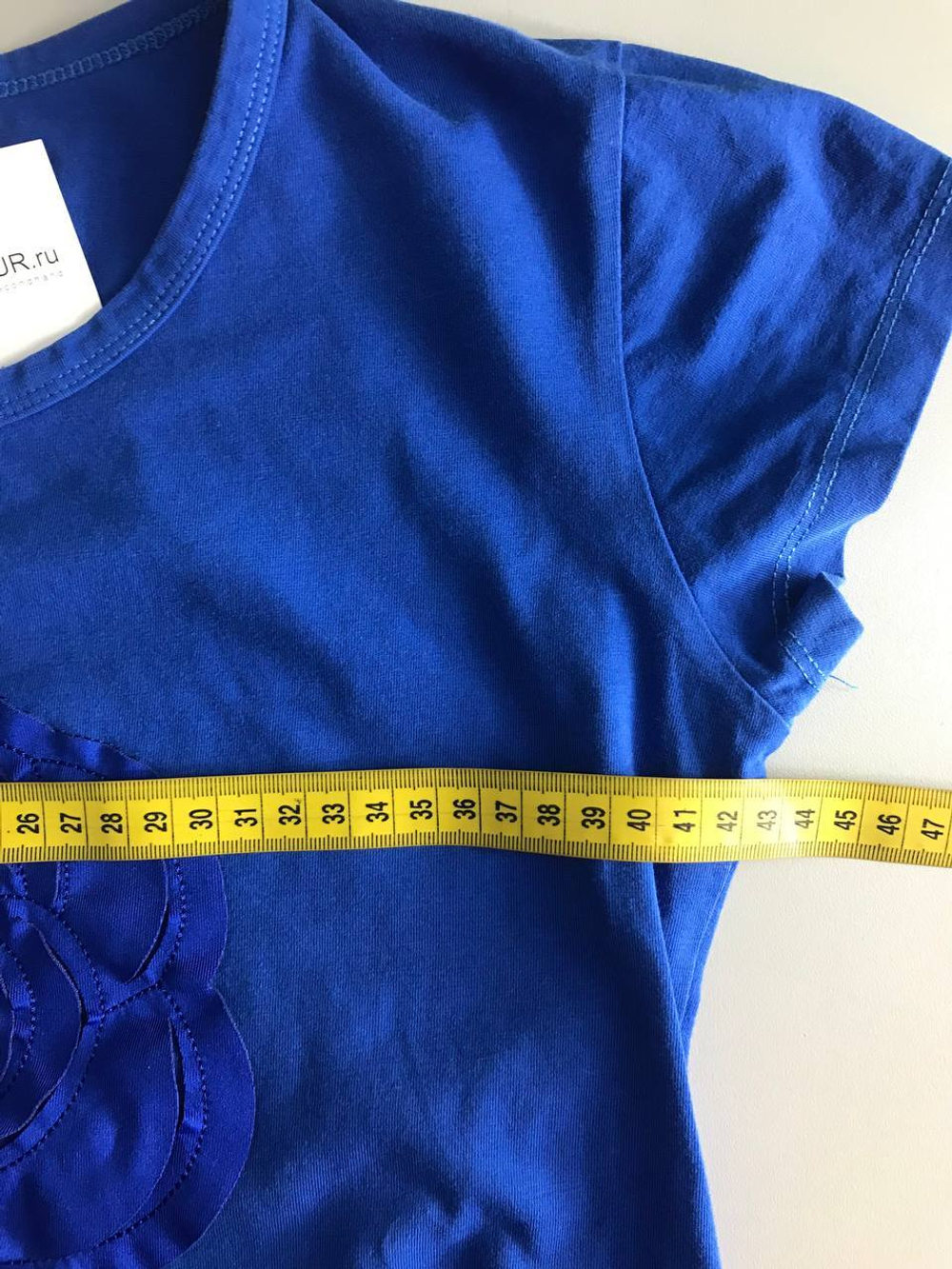 Футболка с акцентным цветком, визуально 44 размер