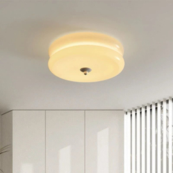 Потолочный светильник с гладким стеклянным плафоном кремового оттенка.