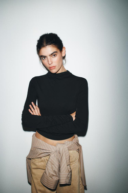 ZARA ФУТБОЛКА ИЗ ХЛОПКА И МОДАЛА СО СБОРКАМИ, ЧЕРНЫЙ