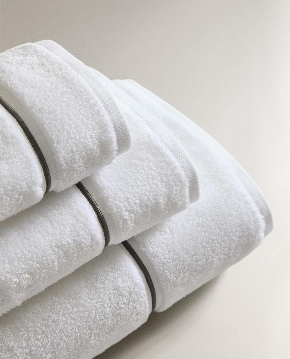 ZARA HOME ПОЛОТЕНЦЕ ДЛЯ ВАННОЙ С ВЫШИВКОЙ, СЕРЫЙ