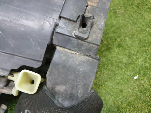 Битая Фара правая Genesis G70 (2017-2021) LED