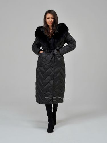 Черный длинный стеганый пуховик с черным мехом на капюшоне