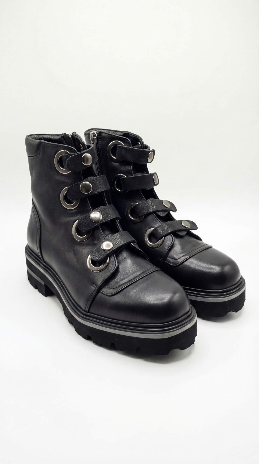 Ботинки с заклепками