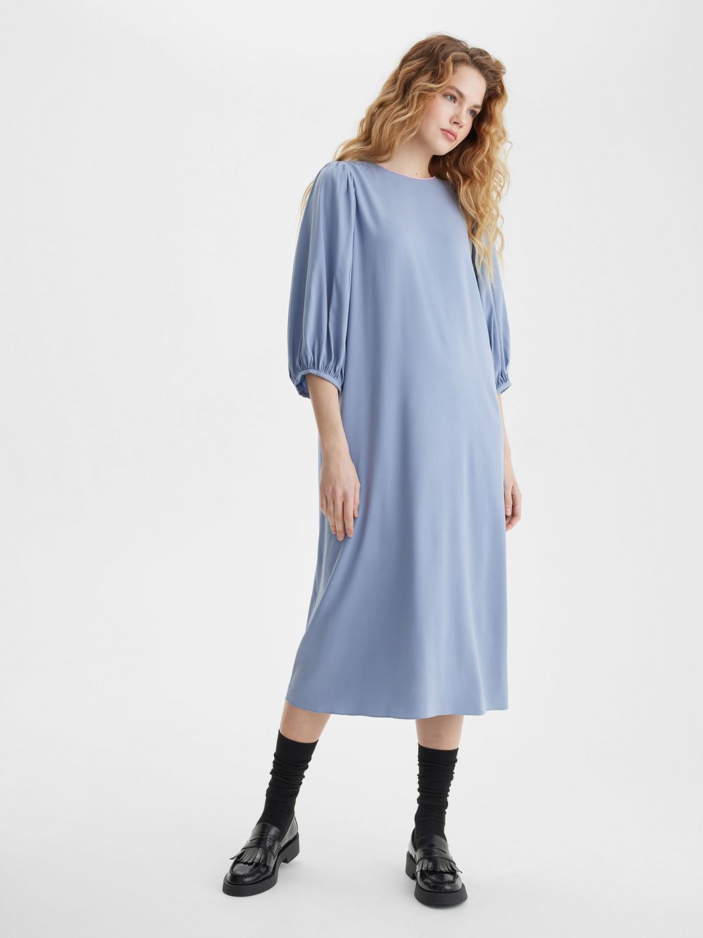 Платье с пышными рукавами жемчужного цвета