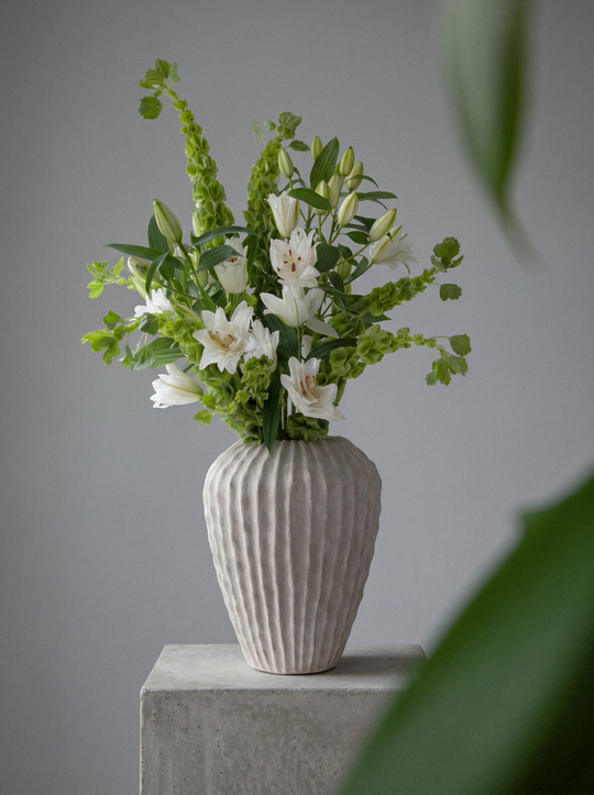 зеленый букет с белыми лилиями