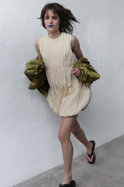 ZARA ПЛАТЬЕ СО СБОРКАМИ И ОБЪЕМНЫМ НИЗОМ, КРЕМОВЫЙ