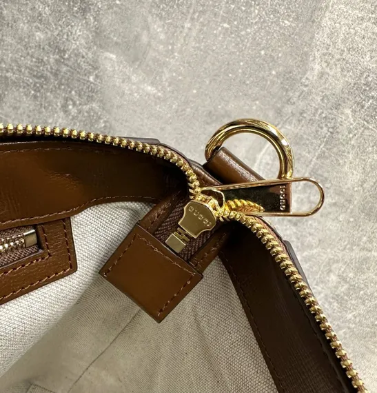 Сумка-мессенджер Gucci с переплетенными буквами G коричневый