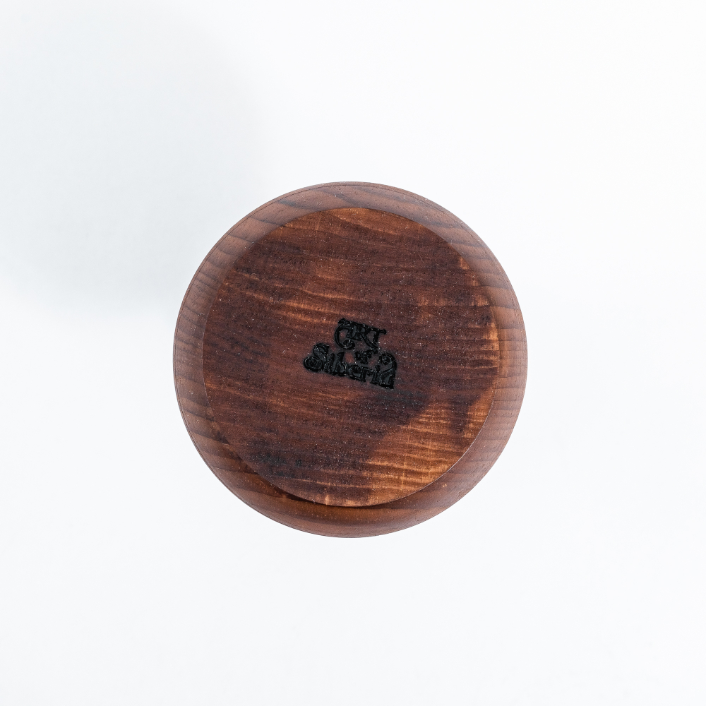 Деревянная подставка для яйца с солонкой из древесины сибирского кедра. ES8