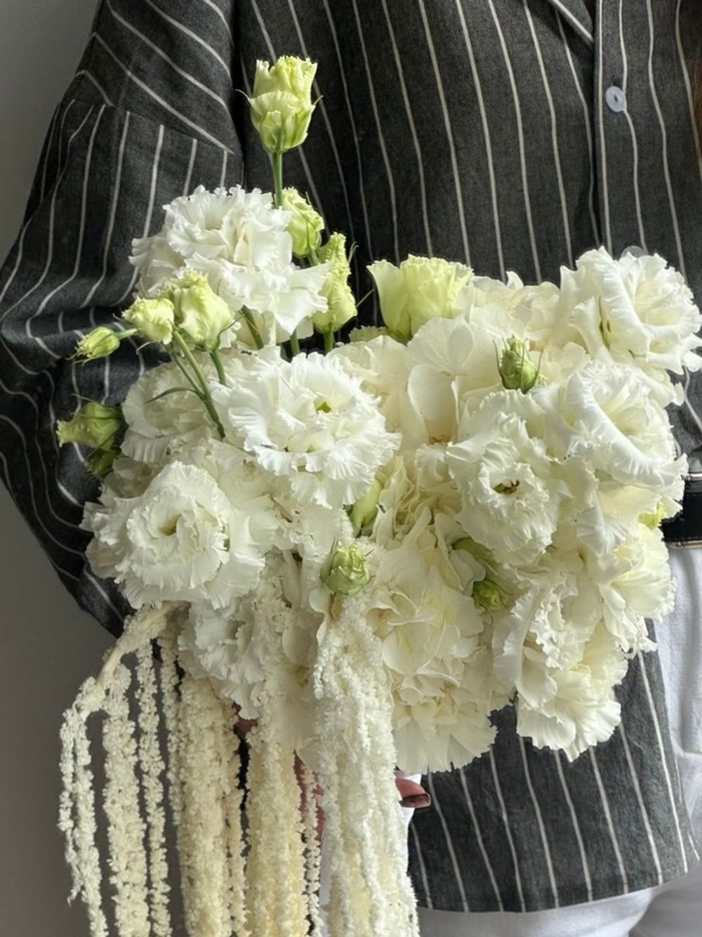 Свадебный букет из гортензии, лизиантуса, диантусов и амаранта