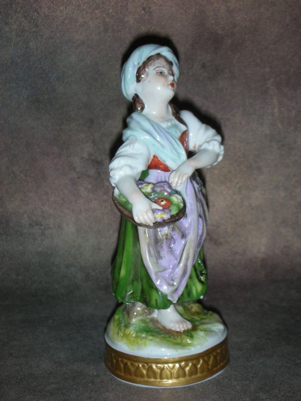 Статуэтка. Фарфор. Девушка с корзиной цветов. Volkstedt. Германия