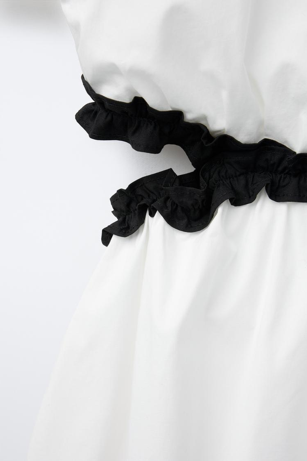 ZARA ПЛАТЬЕ НА БРЕТЕЛЯХ С ВОЛАНАМИ, ЖЕЛТОВАТО-БЕЛЫЙ