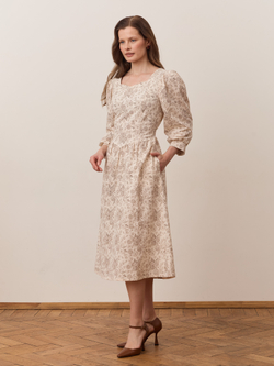 Платье с вырезом-сердечко