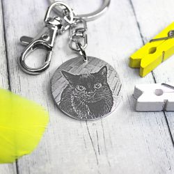 Круглый брелок с гравировкой фотографии кота на заказ