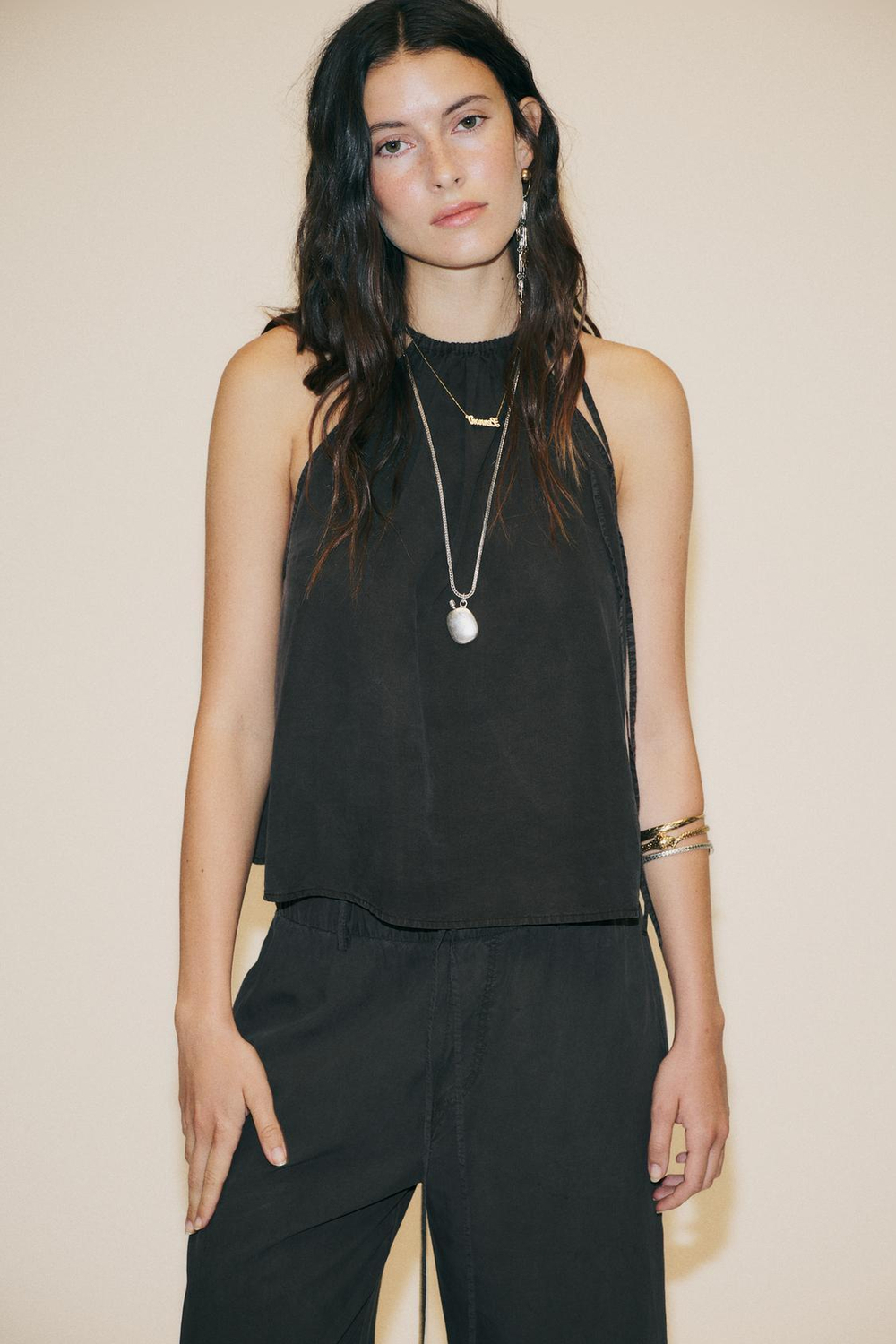 ZARA ТОП ИЗ СТРУЯЩЕЙСЯ ТКАНИ С ГОРЛОВИНОЙ ХАЛТЕР, ЧЕРНЫЙ