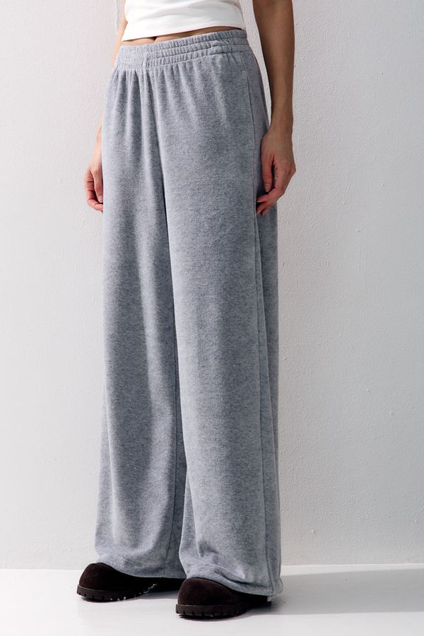 Широкие брюки на резинке из велюровой ткани цвета серый меланж