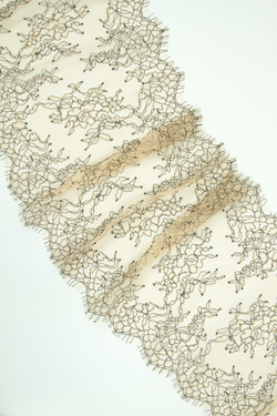 Кружево шантильи телесное с черным неэластичное ширина 22 см ОТРЕЗ 2 м